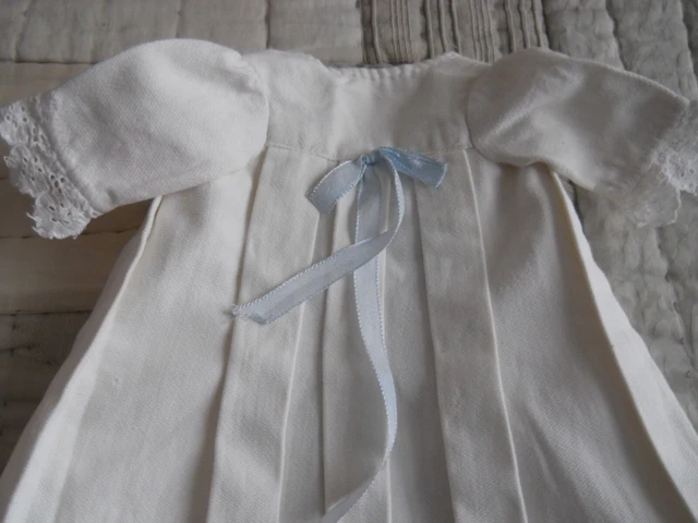 Charmante poupée ancienne en porcelaine robe coton fleuri et dentelle écru & bleu - Collection Charmante poupée ancienne en porcelaine robe coton fleuri et dentelle écru & bleu - Collection