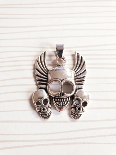 Totenkopf Anhänger mit Flügeln ♥ Halloween Schmuck für Ketten Charms Silber