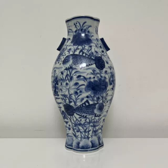 Vase chinois en porcelaine décor blanc bleu a motifs de poissons