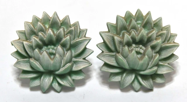 2 Vintage Green Plastic Bakelite Flower Curtain Pin Backs Tie Backs Push Pins