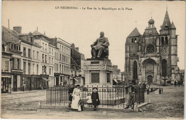 CPA LE NEUBOURG La Rue de la Republique et la Place (1160421)
