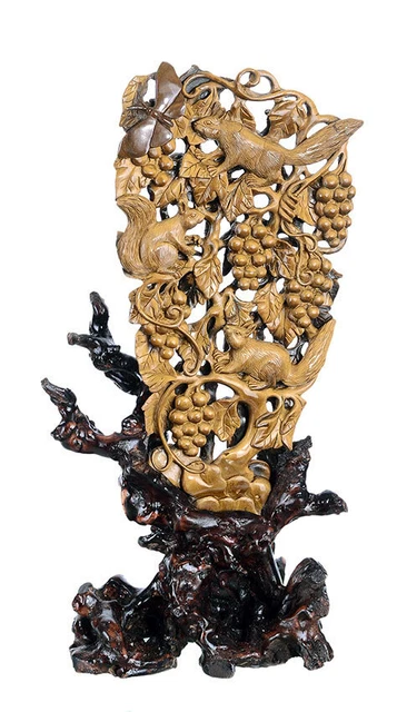 Artículos de colección talla de uvas y ardillas amarillas naturales de 11,93" AG21