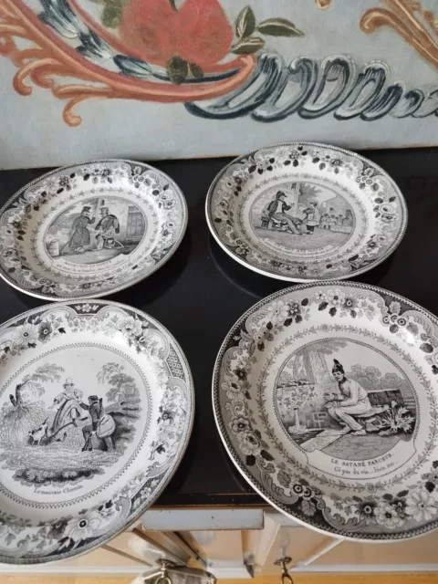 Ensemble 4 assiettes porcelaine bleues et blanches dépareillées signées