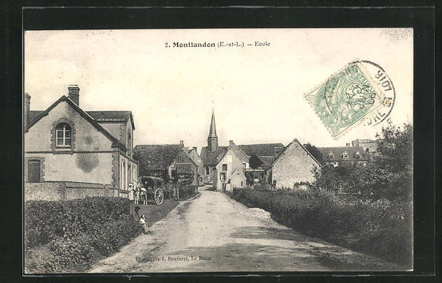 CPA Montlandon, Ecole, vue de la rue avec vue sur l'Église 1906