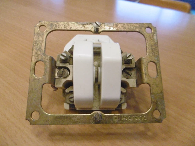 INTERRUPTEUR SIMPLE ALLUMAGE avec habillage modèle Chambord Legrand EUR 12,50 - FR INTERRUPTEUR SIMPLE ALLUMAGE avec habillage modèle Chambord Legrand EUR 12,50 - FR
