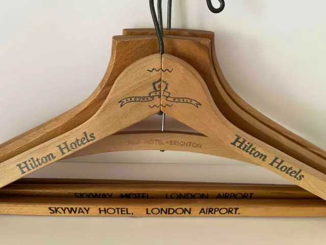 4 appendiabiti in legno vintage - Hilton Hotel, Skyway, London Airport, Old Ship Hotel