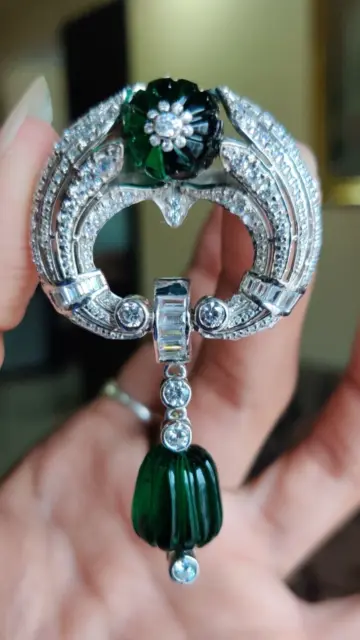 Art-déco-Platin-Brosche mit geschnitztem Smaragd und Sim-Diamanten,...
