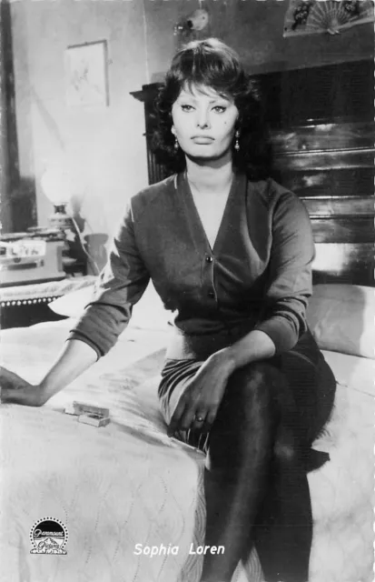 Postcard RPPC 1950s Gorgeous Movie Star actress Sophia Loren 23-13797