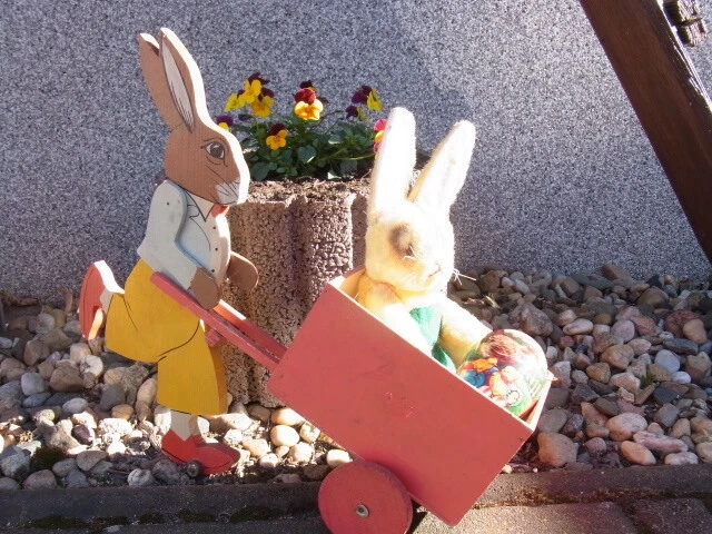 GROßER ALTER OSTERHASE SCHUBKARRE CANDY CONTAINER HOLZ UM 1940 MIT INHALT 35cm