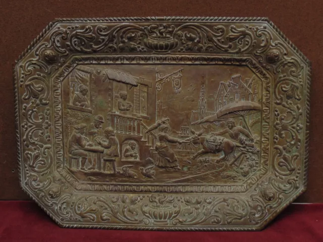 rare ancien magnifique grand plat cuivre repoussé scène de village 17eme siecle