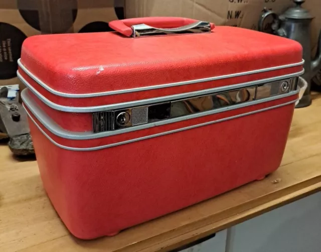 Vintage Bright Red Samsonite Silhouette Hard Shell Train,Makeup Case With Key 🗝