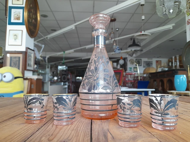 Bottiglia per liquore + 4 bicchierini vintage - vetro rosato con decoro floreale