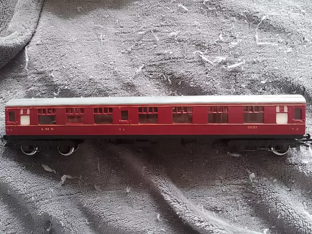 OO Gauge Hornby 3rd Class Coach 2257