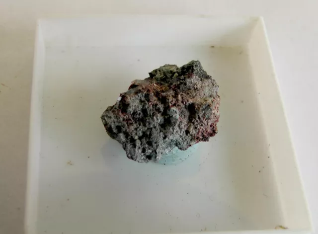 Skutterudit (xx), Quarz;  Bou Azzer, Marokko; in MM- Dose, (s35)