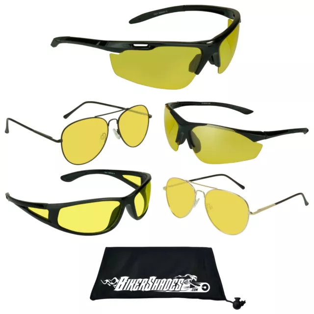Un paio di occhiali da sole con lenti gialle.