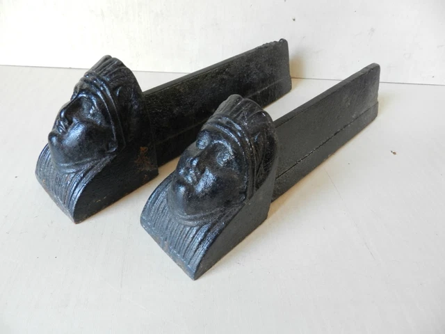 ANCIENNE PAIRE de CHENÊTS aux MARMOUSETS – 2 TÊTES ETHNIQUES en FONTE 19ème