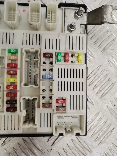 RENAULT KANGOO II 2008 2013 Engine Bay Fuse Box UPC 1 5 DCI K9K802 50 renault-kangoo-ii-2008-2013-engine-bay-fuse-box-upc-1-5-dci-k9k802-50