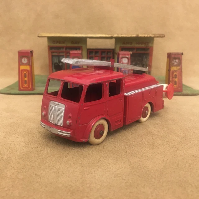 A group of Atlas Editions 'Dinky' reissued diecasts, 32e Fourgon Incendie Premier Secours, 413 Austi