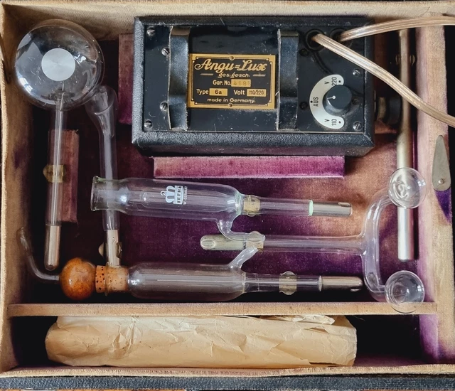 Altes, deutsches ANGU=LUX Hochfrequenz Reizstrom Therapiegerät im Koffer um 1920 5
