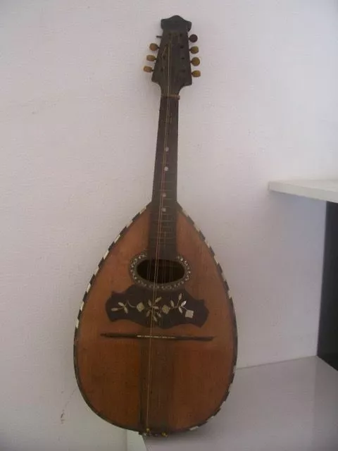 Old guitar. Ancienne guitare mandoline