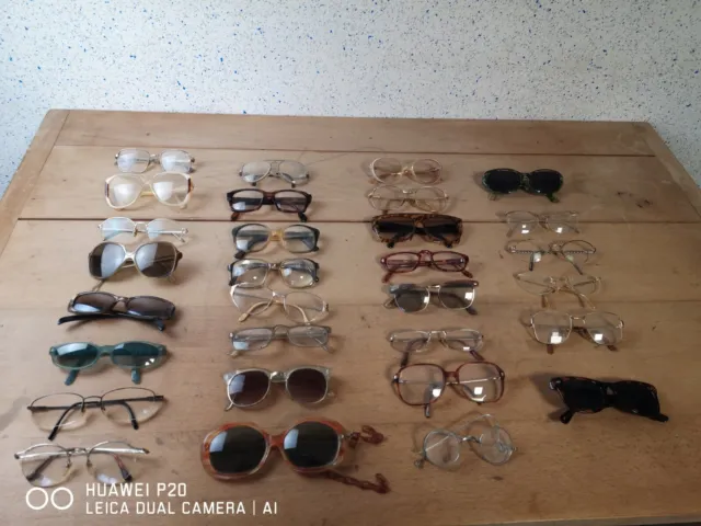 lot de 30 anciennes paires de lunettes et plus récentes