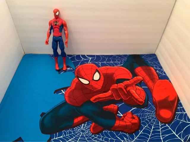 Funda de almohada estándar de 2 caras de Spiderman Marvel y figura de 12 pulgadas de Hasbro 2013