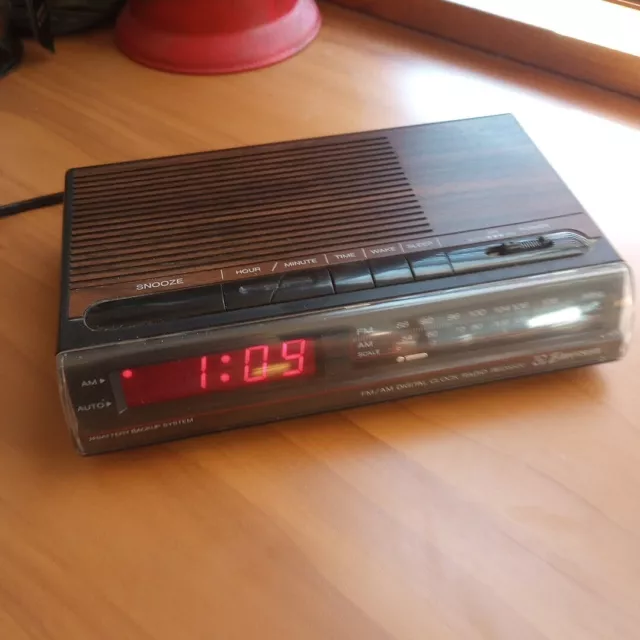 Emerson Vintage Digital AM/FM Alarm Clock Radio RED5520A  Faux Woodgrain *READ*