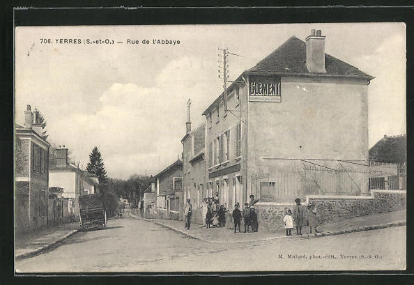 CPA Yerres, Rue de l´Abbaye, Blick in Strasse