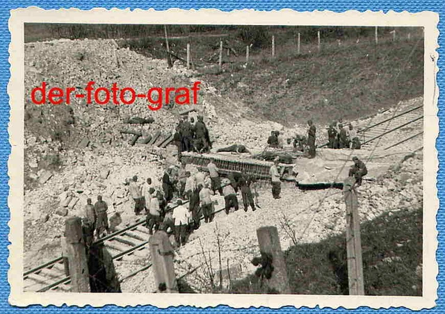 FOTO, BESEITIGUNG EINER gesprengten Brücke, auf Eisenbahnschienen, um ...