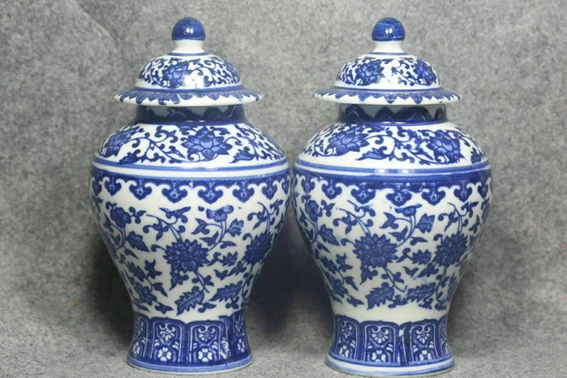 A pair of blue and white porcelain vase in ancient qianlong products M