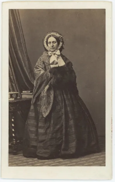 CDV circa 1865. Portrait d'une femme en robe par Disdéri à Paris.