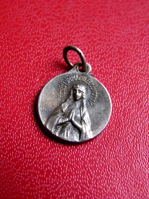 Medaille Religieuse Ancienne. Notre Dame De Lourdes. Metal Argente. 20