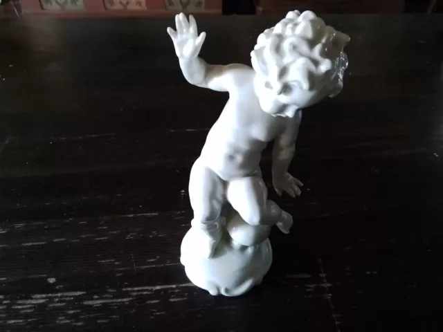 Seltene Porzellanfigur Putto mit Kugel von Schaubachkunst