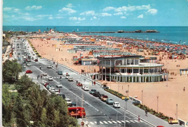 Cartolina Rimini Veduta parziale della spiaggia rotonde auto stabilimenti 1965