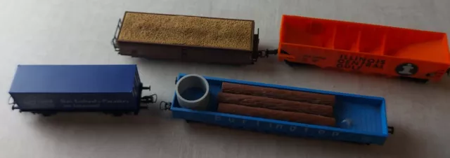 Lot de 4 wagons marchandise, en HO