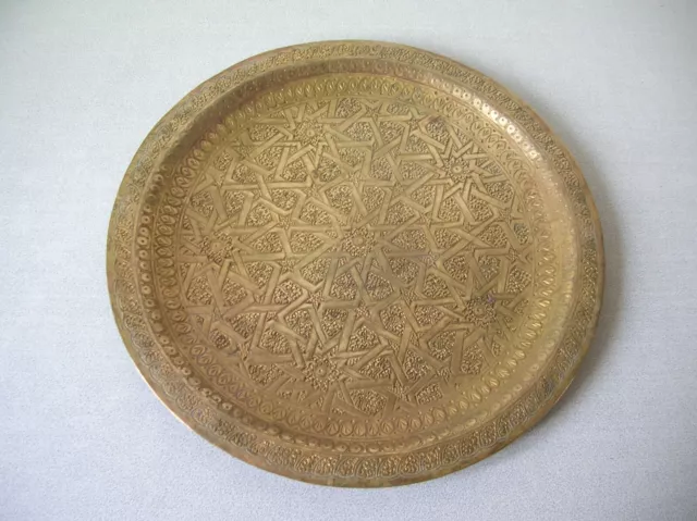 Ancien plateau oriental de service à thé en laiton/bronze ciselé de 34,8 cm