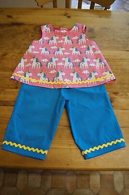 Fatto a mano Ragazze Vintage Con Romany Top Pantaloni Set Età 4 Unicorni rosa blu