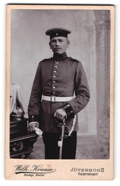 Fotografie Wilh. Krause, Jüterbog, Portrait Soldat mit Garde-Pickelhaube