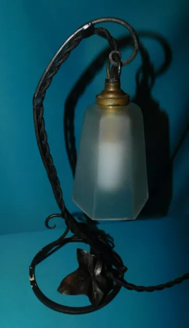 ANCIENNE LAMPE ART DECO EN FER FORGE ET VERRE DEPOLI . H 30cm . FIL TISSUS NEUF