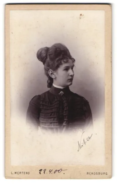 Fotografie Ludwig Mertens, Rendsburg, Portrait junge Dame mit Hochsteckfrisur