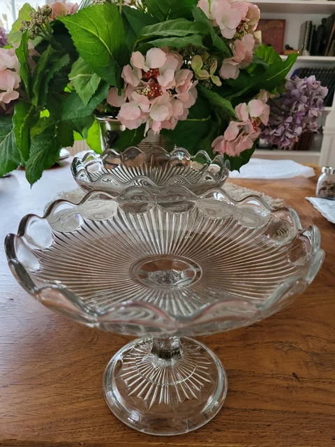 5 coupes sur pied en verre moulé pour les desserts