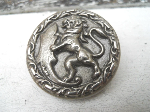 Gros bouton ancien décor Lion héraldique , Métal