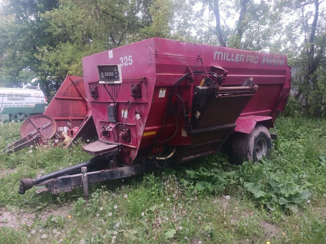 Miller Pro 325 Mixer Forage Feed Wagon With Scales