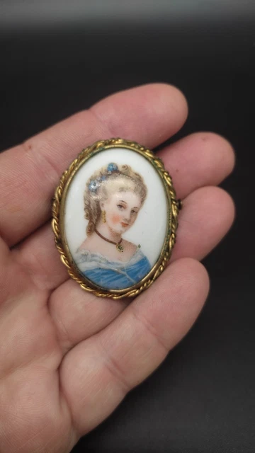 Broche Vintage En Porcelaine De Limoges - Scène Romantique - Bon état D'usage