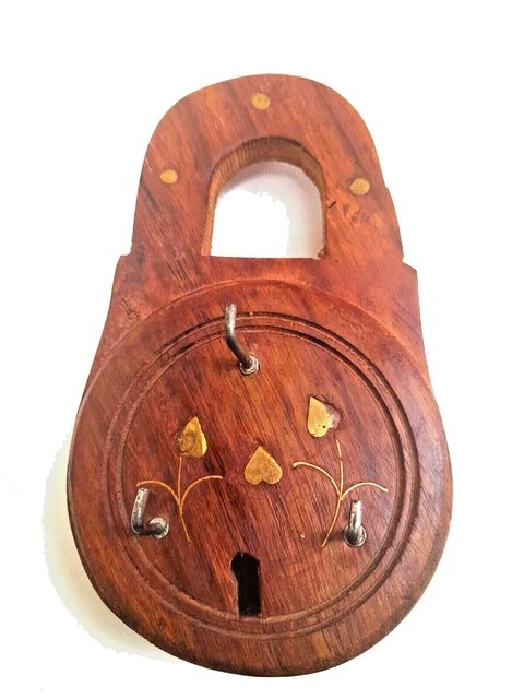 Llavero vintage de madera tallada madera cerradura estante con incrustaciones de latón