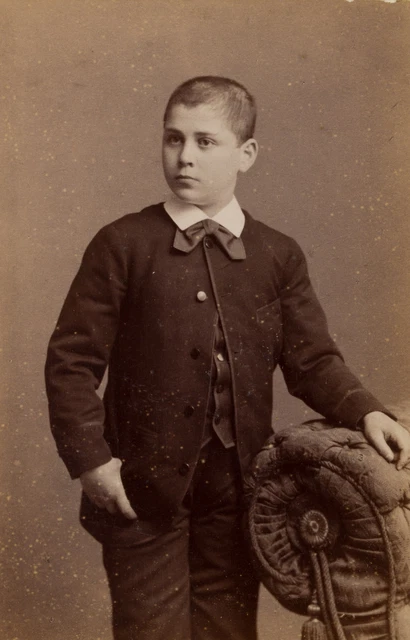 ATELIER L. W. KURZ (19.Jhd), Portrait. Junge. Kniestück. CdV., Original-Fotograf