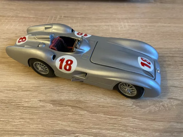 Mercedes-Benz W196R (Bj. 1954) - Maßstab 1:24 – Hersteller: FRANKLIN MINT