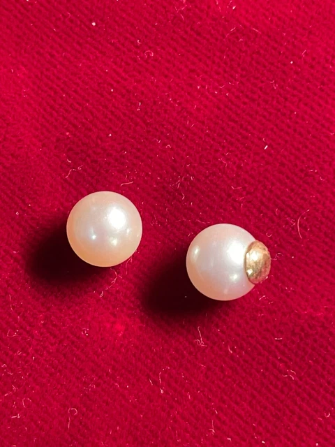 ¿Dos falsificaciones?  Perlas sin agujeros excepto una con pieza de oro adjunta aprox. 0,35" de ancho