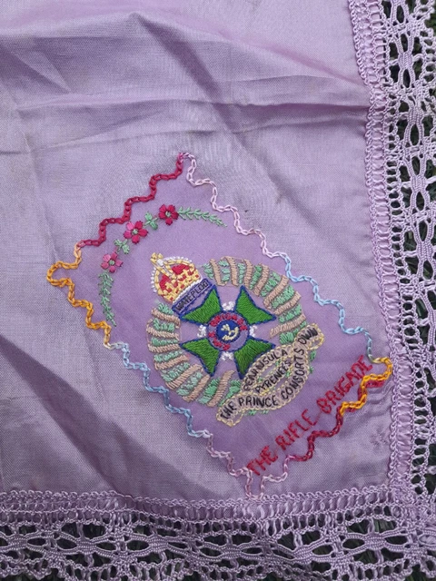 Fazzoletto in seta vintage ricamato souvenir di fucile BGDE pizzo bordato VIOLA