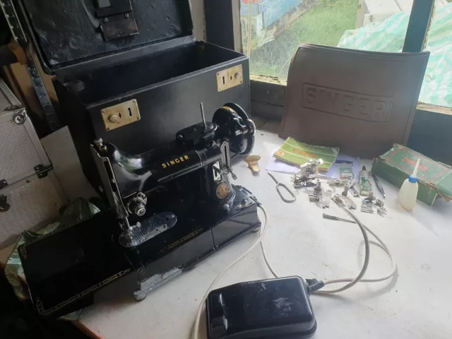 Singer 222K Featherweight Sewing Machine 1954